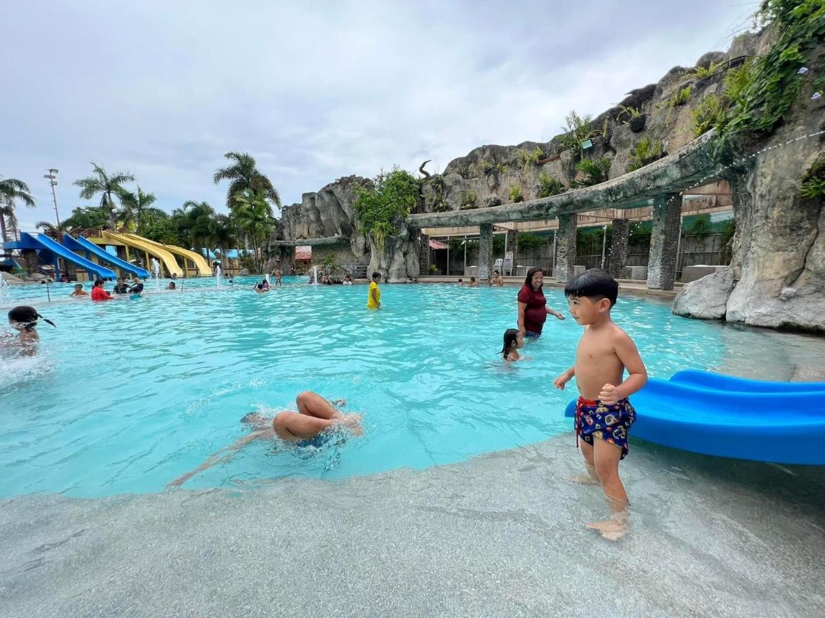 Beach Resorts Walking Distance To The Town House Davao Exterior photo